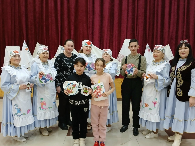 Члены любительского объединения в национальном костюме