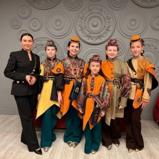 «Әллүки» курайчылар студиясе белән аның җитәкчесе Ләйсән Гәрәева таныштыра