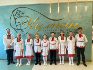 «Шишор» мари халык фольклор ансамбле белән аның җитәкчесе Олеся Антипова таныштыра