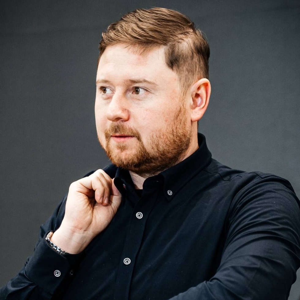 «Милли кунакханә» студиясендә үзенең фикерләре белән эшмәкәр, остаз Райнур Газизов уртаклаша