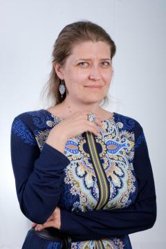 Авторские ювелирные изделия с эмалью, драгоценными  и полудрагоценными камнями с национальными мотивами (колье, подвесы, броши, серьги, кольца, гарнитуры), панно и картины в технике горячих эмалей, авторская техника создания татарского ювелирно-эмалевого шамаиля.