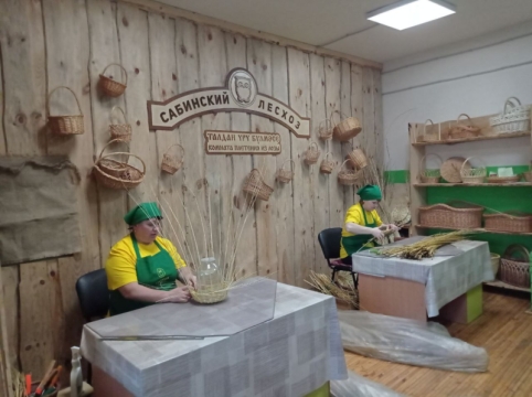 Наши сотрудники познакомились с работой сувенирного цеха ООО «Лесхоз»