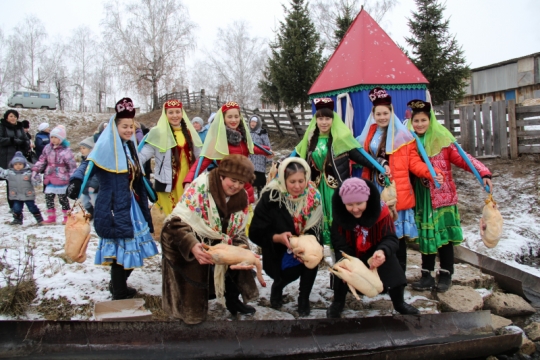 На Празднике "Каз омәсе". За рабочим процессом. Девушки на роднике моют гусе В с. Малая Сунь Мамадышского муниципального района РТ. 