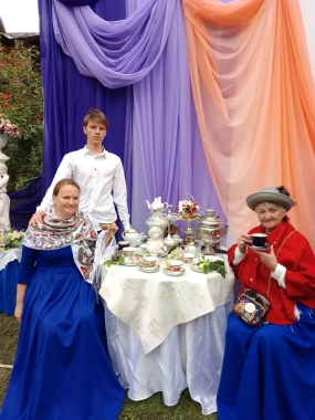 В фотозоне «Стахеевское чаепитие» солист дуэта «Крылья» Кирилл Агеев, солистка ансамбля «Яблоневый ряд» Елена Агеева и руководитель этнокультурного клуба «Сказ» Татьяна Зеленяк
