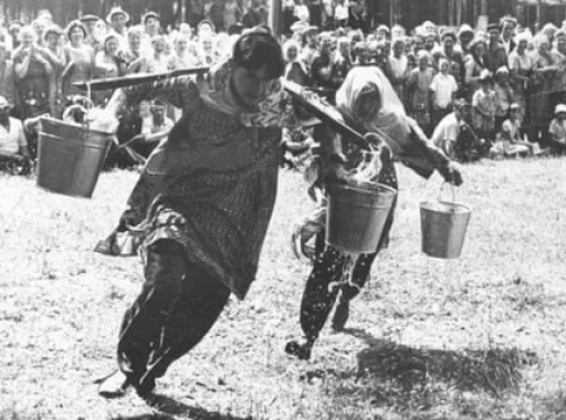 Сабантуйда сулы чиләкләр белән йөгерү. Казан, 1965 ел 