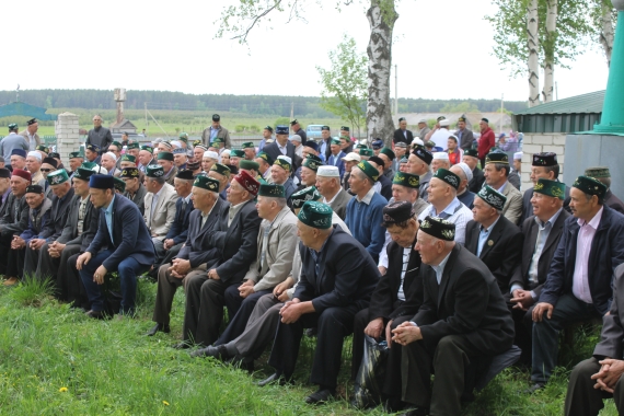 Жители села и гости, собравшиеся на ежегодное мероприятие у могилы Абыз бабай