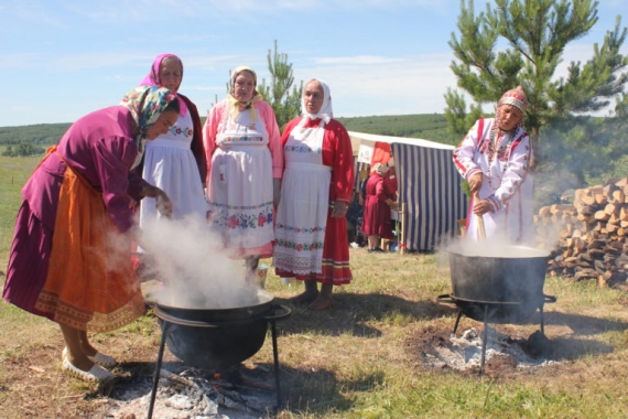 Моление совершается у дождевой каши, которую варят на родниковой воде из нескольких видов круп и картофеля. Фото взято из официального сайта Дома дружбы народов РТ. https://addnt.ru/chuvashskijj-festival-uchuk-proshel-s-pe 