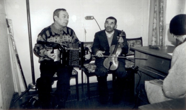 Tувалов М.В. и Алексеев М.Т. Фото из экспедиции в д.Средний Кушкет, Балтасинского района РТ, 1999г.