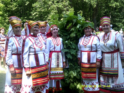 Обряд наряжения медведя кленовыми листьями на празднике в с. Мордовская Кармалка Лениногорского района