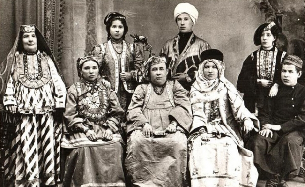 Семья казанского купца в костюмах XIX — начало ХХ вв. Казань, 1910г.