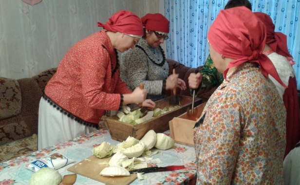 Процесс готовки: рубка капусты