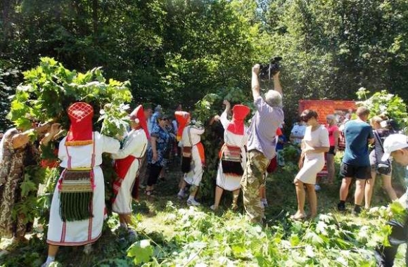 Процесс обряжения медведей на мордовском празднике Балтай в с.Мордовская Кармалка Лениногорского района РТ