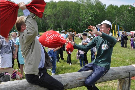 Бой с мешками на бревне на празднике Сабантуй в с. Шыгырдан Батыревского района Чувашской Республики