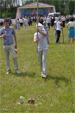 Битье горшков на празднике Сабантуй в с. Шыгырдан Батыревского района Чувашской Республики
