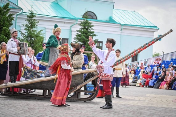 Театрализованный пролог праздника "Каравон"