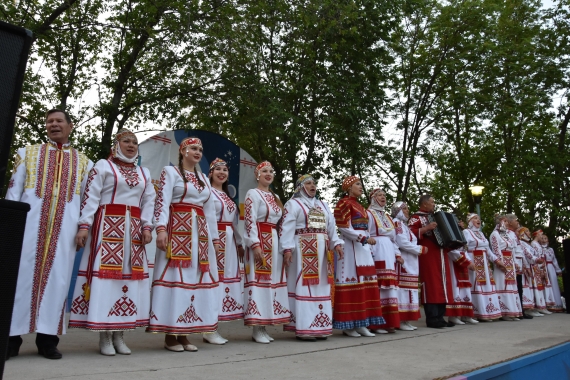 Участники народного чувашского ансамбля «Чекес» - ведение хоровода (фрагмент окрытия летнего хоровода «УЯВ») город Набережные Челны, парк Победы