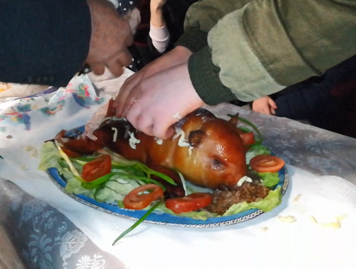 Ломают поросенка руками (ломать кесаретского)
