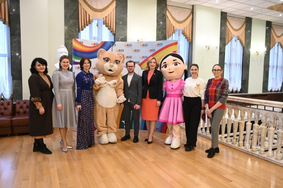 С ростовыми куклами фотографировались не только дети
