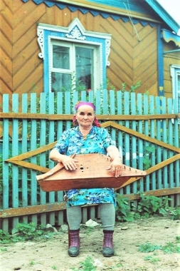 Исполнительница на гуслях Федорова Анфиса Николаевна (1927 г.р.). с.Верхний Субаш, Балтасинский район, РТ