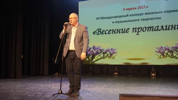 Председатель жюри конкурса, доцент кафедры хорового и сольного народного пения Российской академии музыки имени Гнесиных Юрий Петрович Наумкин