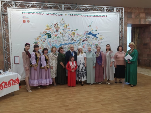 Минтимер Шаймиев с вышивальщицами карты