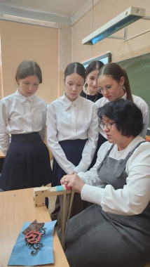 На мастер-классе по кожаной мозаике