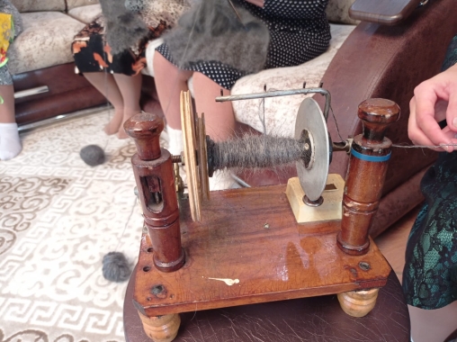 Аппарат для пряжи нити