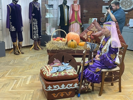 Часть экспозиции выставки «Искусство кожаной мозаики»