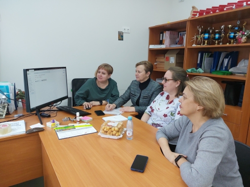 Зам.директора ДШИ ОЦЭВ А.В. Олейникова рассказывает об использовании новых методов работы