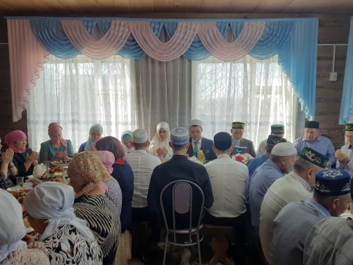 Праздничное застолье, туй межлесе. Автор фотографии Зиятдинов Алмаз Айратович (друг жениха). 15.10.2023 г.