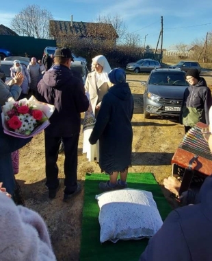 Семья Гатауллина Алмаза и Гульнары. Родителя жениха встречают невестку Анису с мёдом и маслом. Приготовлена подушка. Автор фотографии Зиятдинов Алмаз Айратович (друг жениха). 15.10.2023 г.