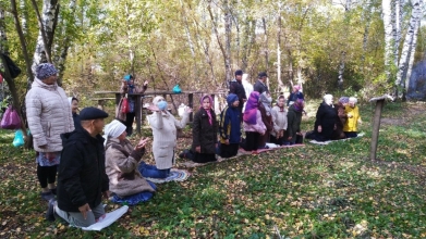 Прихожане готовятся к обряду моления