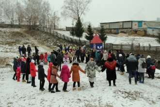 У родника продолжается праздник с хороводом, народными играми. дер. Малые суни, Мамадышский район, Республика Татарстан