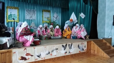 Сцена Бурнашевского сельского Дома культуры Апастовского района. Праздник «Каз өмәсе», театрализованное представление, 2018 год