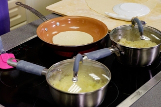Выпекать, переворачивая, на раскалённой сухой сковороде до румяной корочки
