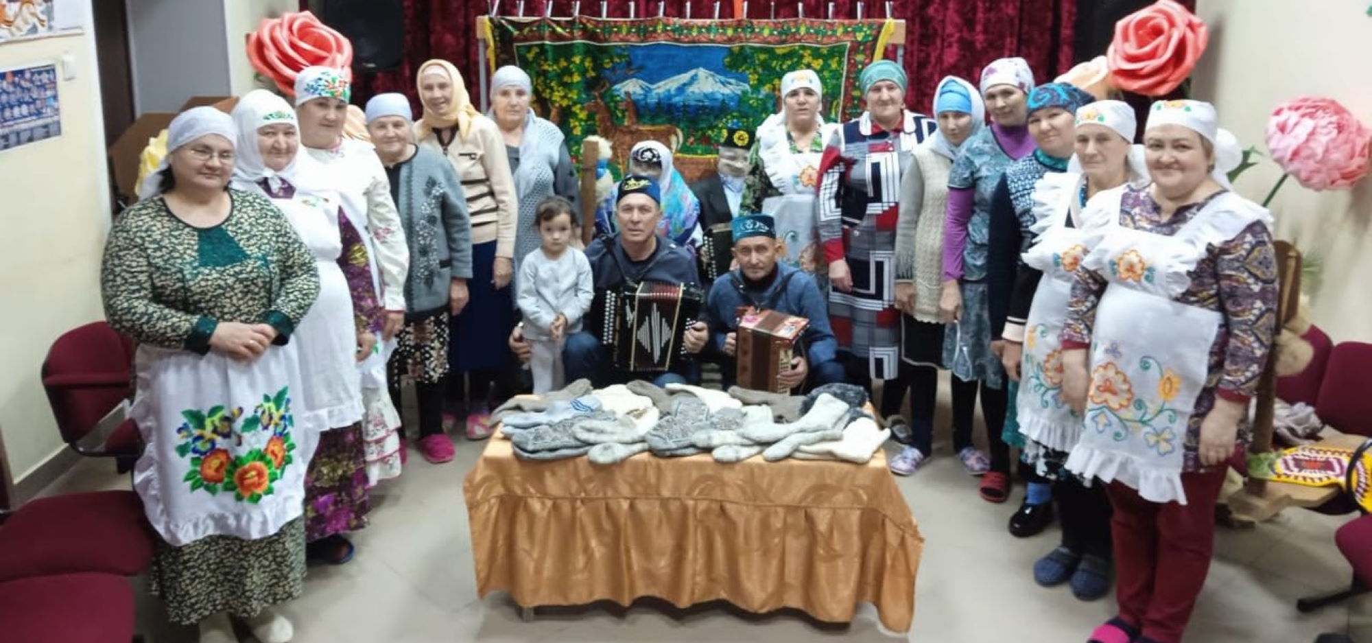 «Миләшкәй» вокаль фольклор ансамбле белән аның җитәкчесе Әкълимә Мәһдиева таныштыра