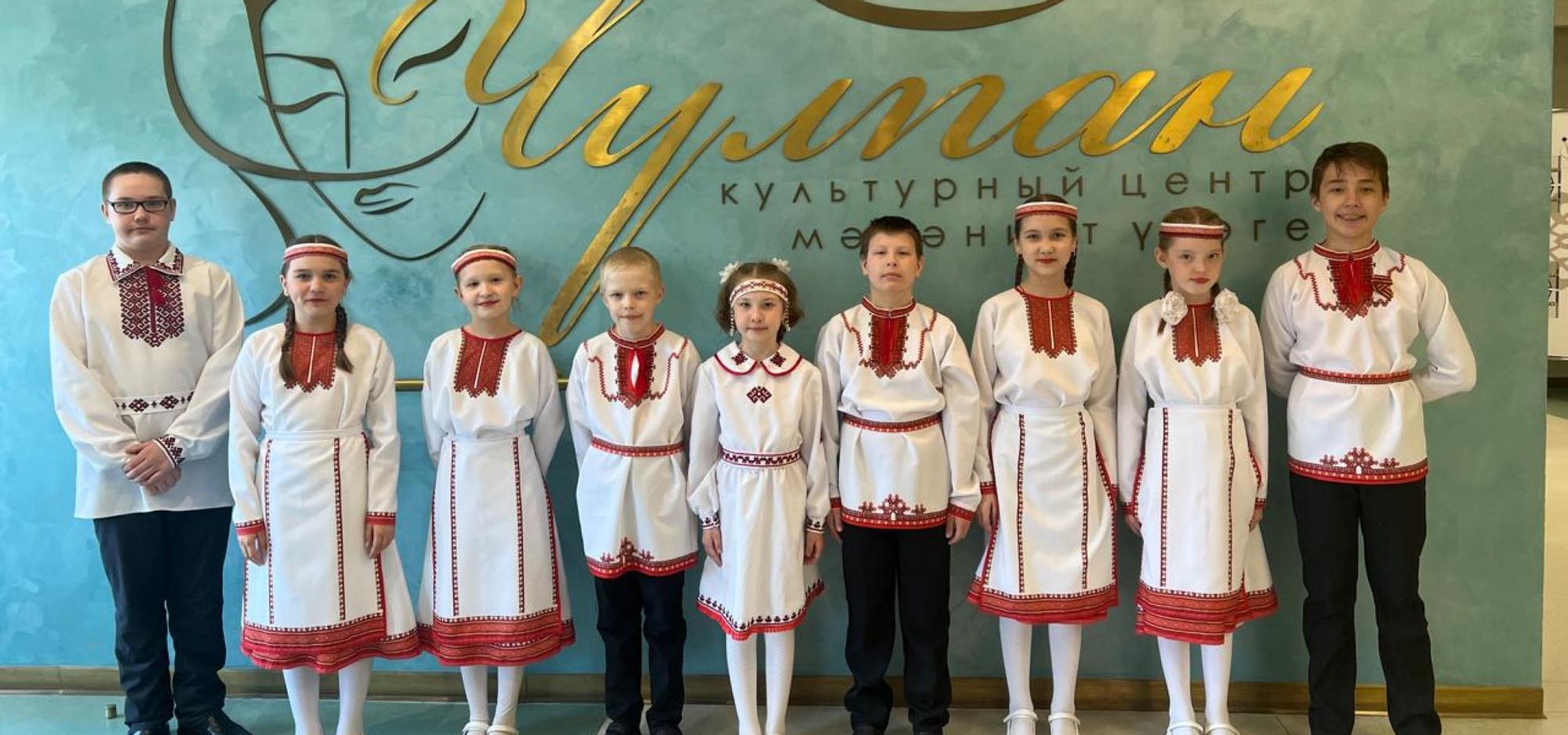 «Шишор» мари халык фольклор ансамбле белән аның җитәкчесе Олеся Антипова таныштыра