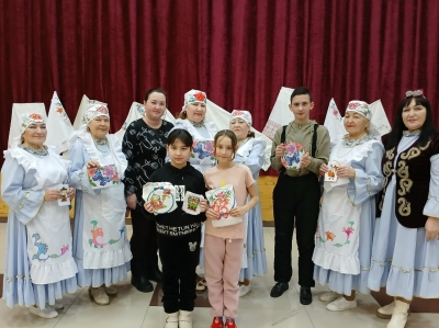 Члены любительского объединения в национальном костюме